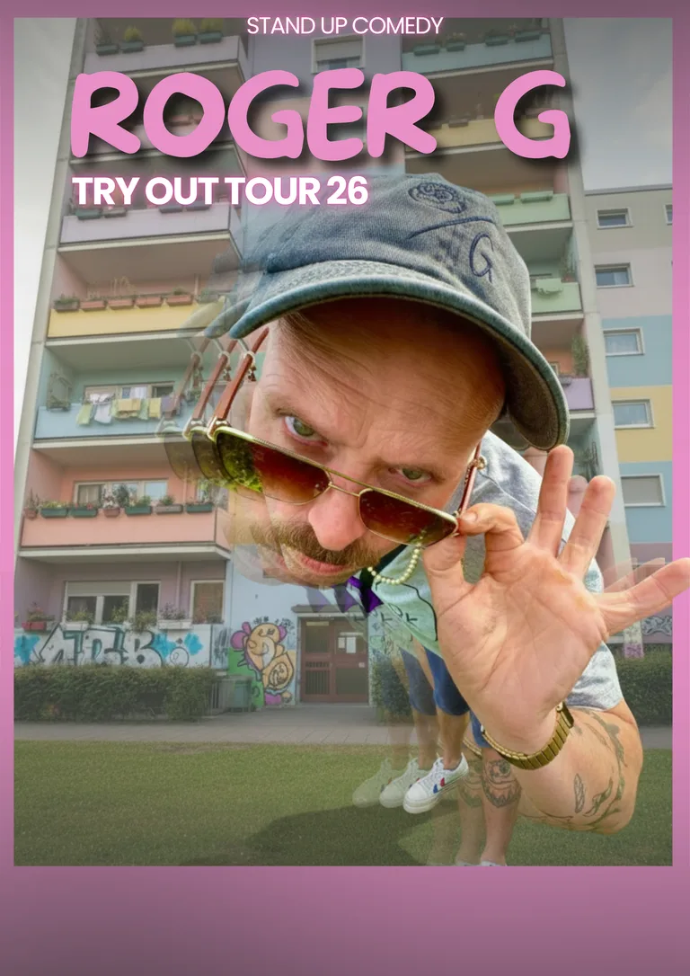 Tourplakat: Roger G lehnt sich mit Cap und Sonnenbrille im Fisheye-Look vor einem pastellfarbenen Plattenbau ins Bild.